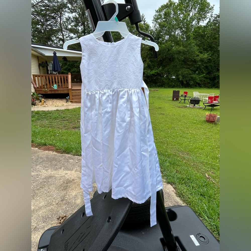 Girls White Dress
Size 6/7
Good Condition 
$10 or OBO